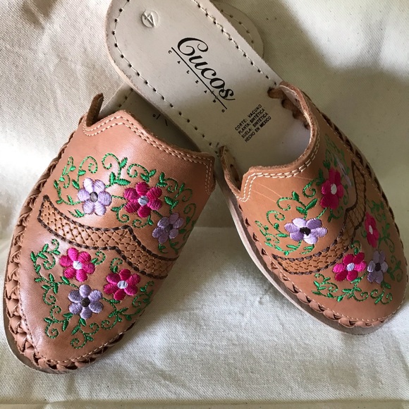 Handmade Embroidered Sandals - Picture 2 of 8